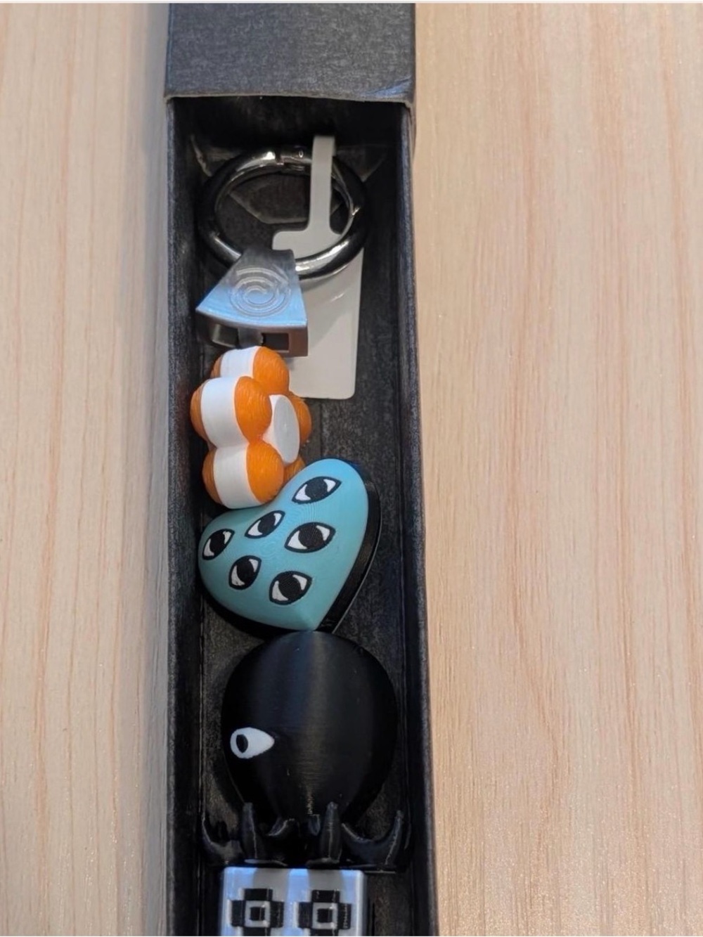 Min & Mon BLOOMOO CHARM – ORANGE + BLUE 3D PRINTED KEYCHAIN - Picture 4 of 10
